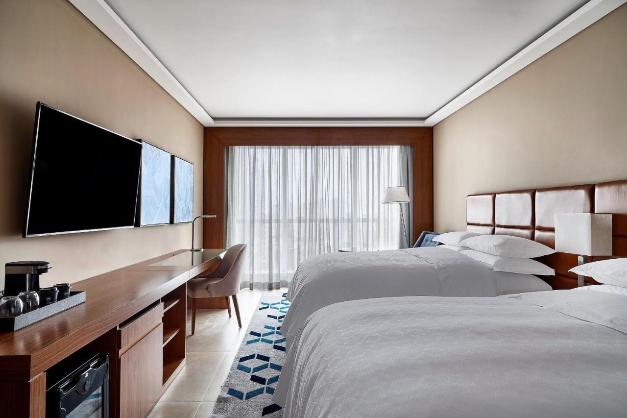 โรงแรมเชอราตัน ซันโตส ภายนอก รูปภาพ A guest room at the Hilton Garden Inn