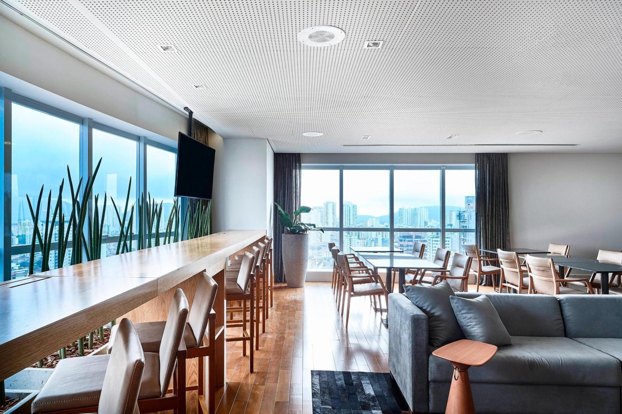 โรงแรมเชอราตัน ซันโตส ภายนอก รูปภาพ The lounge at the airport