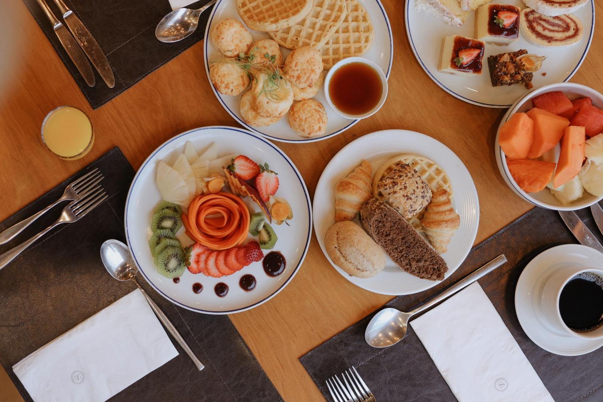 โรงแรมเชอราตัน ซันโตส ภายนอก รูปภาพ A breakfast buffet at a hotel
