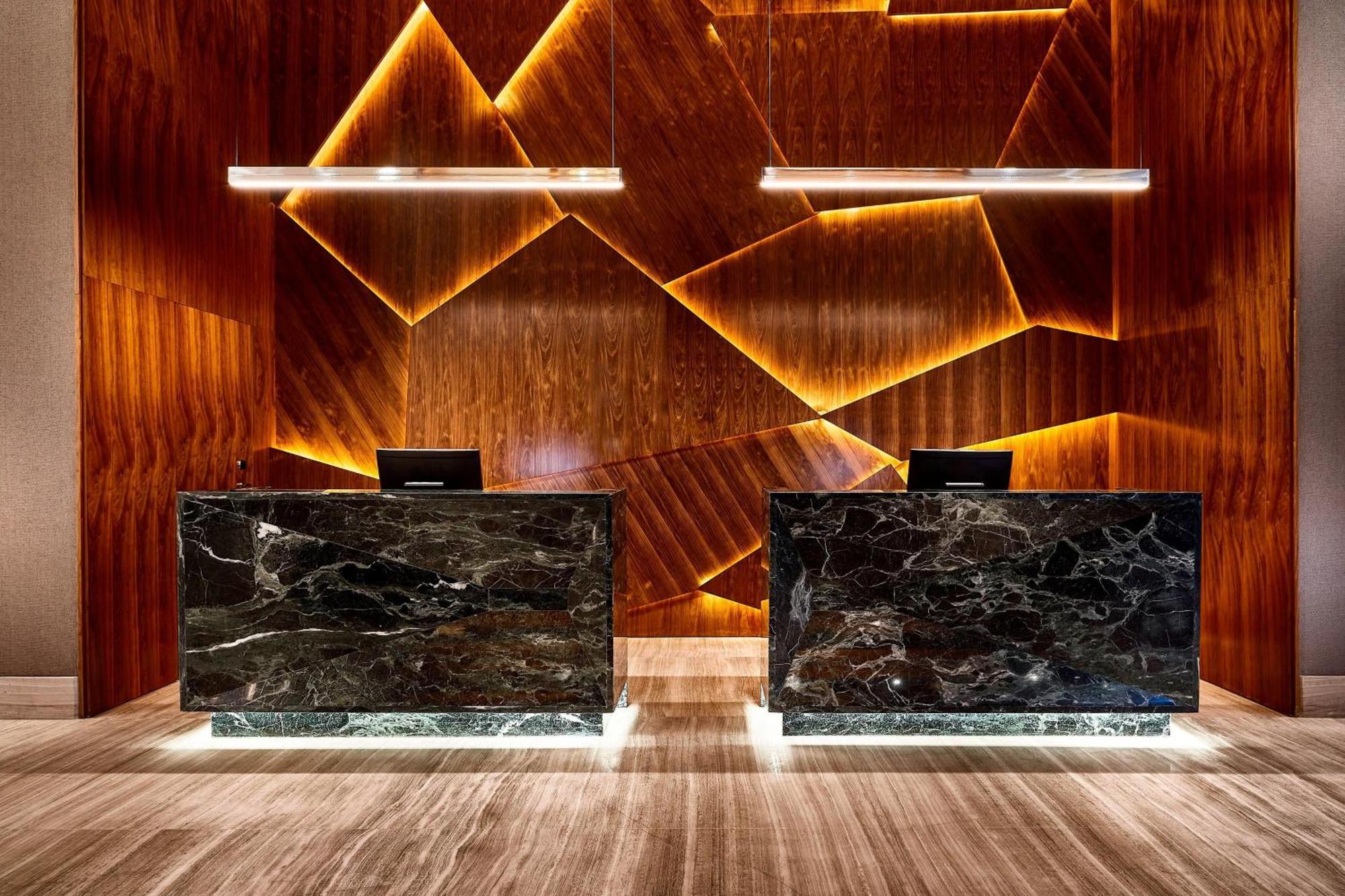 โรงแรมเชอราตัน ซันโตส ภายนอก รูปภาพ The reception desk at the hotel
