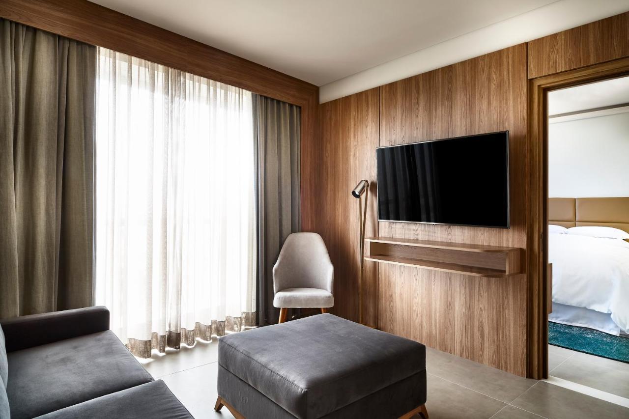 โรงแรมเชอราตัน ซันโตส ภายนอก รูปภาพ A room at the hotel